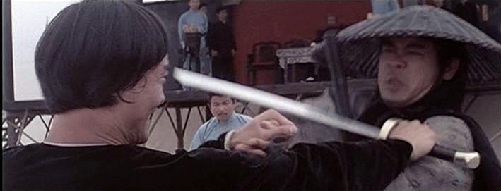 Кадры из Повелитель летающей гильотины (1976)