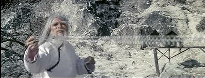 Кадры из Повелитель летающей гильотины (1976)