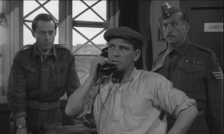 Кадры из Мистер Питкин в тылу врага (1958)