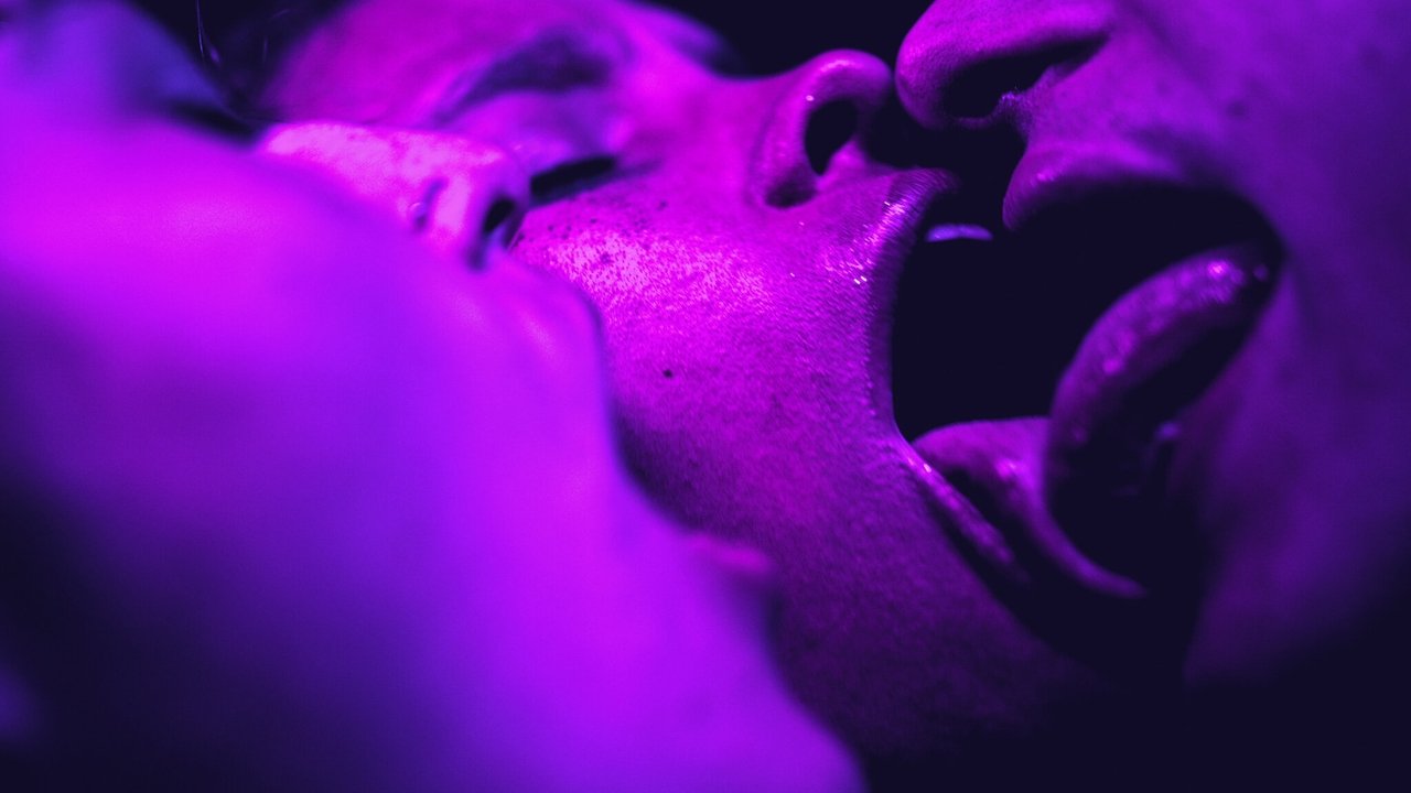 Кадры из Из уст в уста (2020)